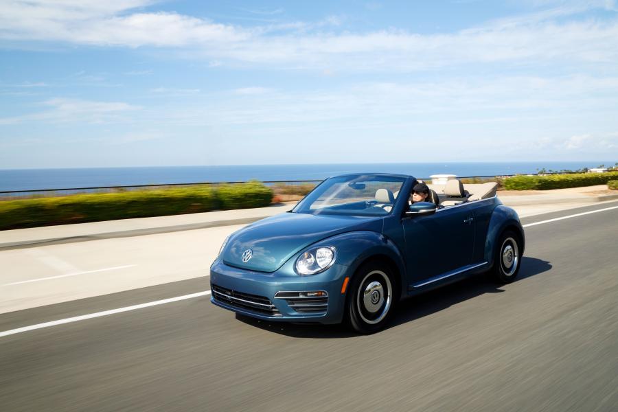  Volkswagen Beetle Turbo Convertible 2016 года  (NA) (фото 3 из 15)